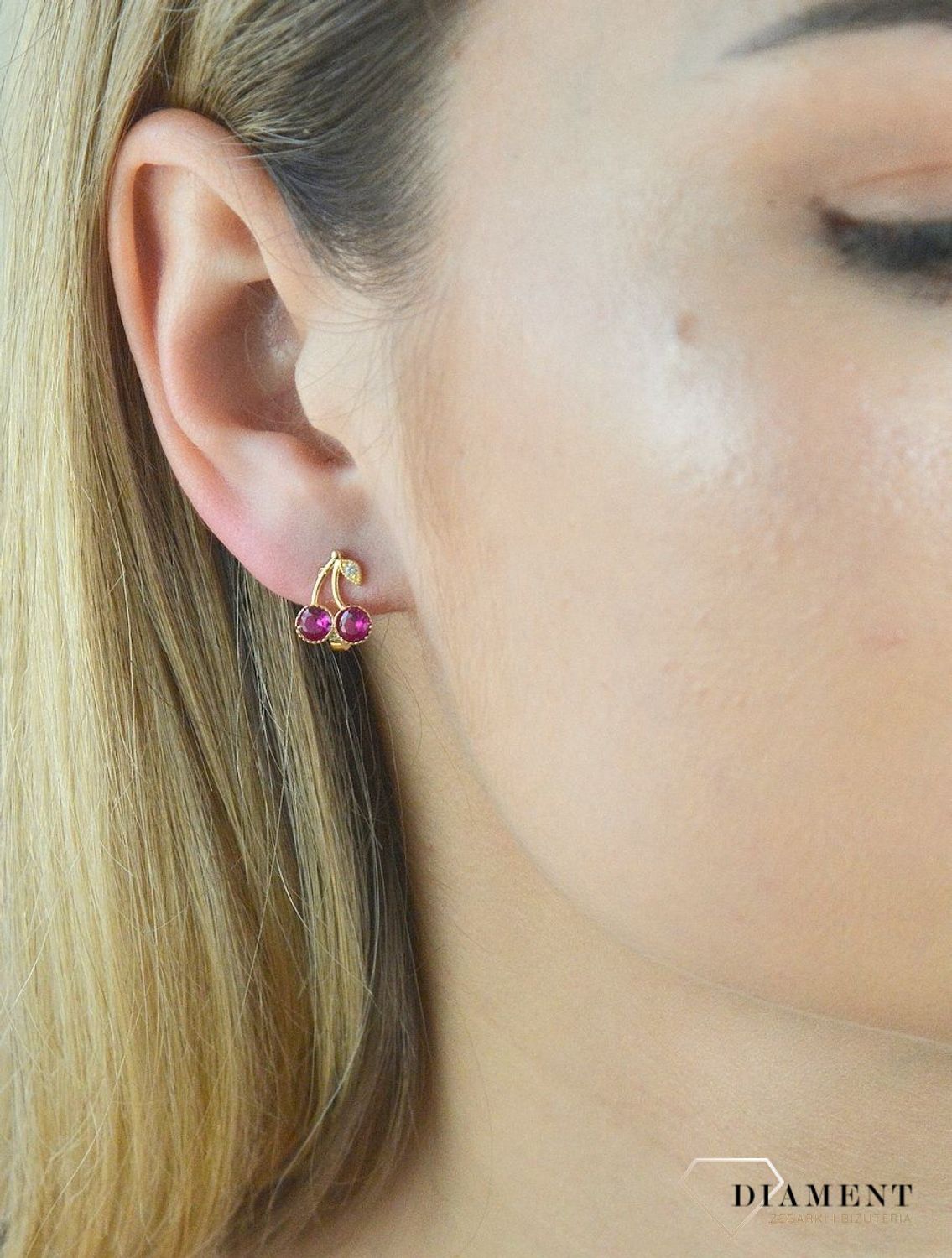 Złote kolczyki dla dziewczynki 585 czerwone wisienki KL 1.Subtelne kolczyki wykonane z żółtego złota, z zapięciem angielski. Biżuteria poprzez unikatowy kształt stanowi przepiękny dodatek do codziennych stylizacji. Złote kolczyki dla.jpg